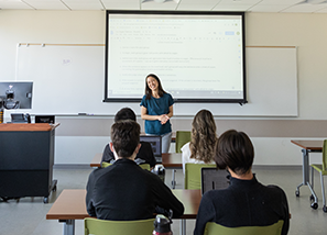 Small Class Sizes & Distinguished Faculty